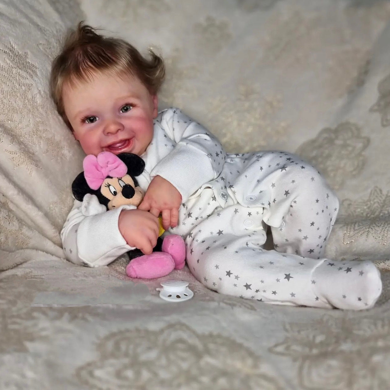 22inch Lifelike Handcrafted Reborn Baby Doll with Cloth Body 3D Real Skin Kids Play Toy Gift for Girls