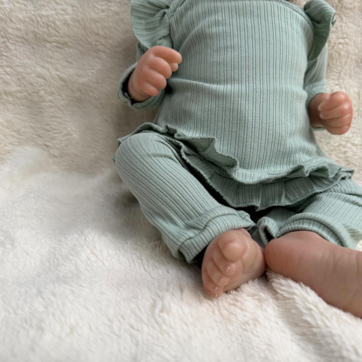 18-Inch/45cm Pascale Newborn Baby Reborn Doll Lifelike Soft Touch Cuddly Baby Multiple Layers Painting 3D Skin with Visible Veins